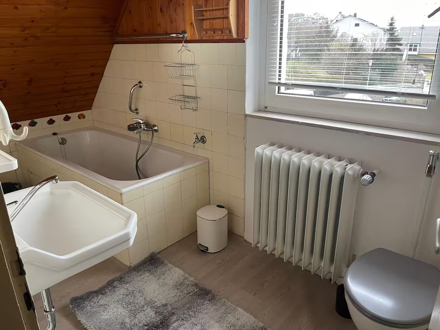 Badezimmer mit Badewanne, Waschbecken, WC und Fenster