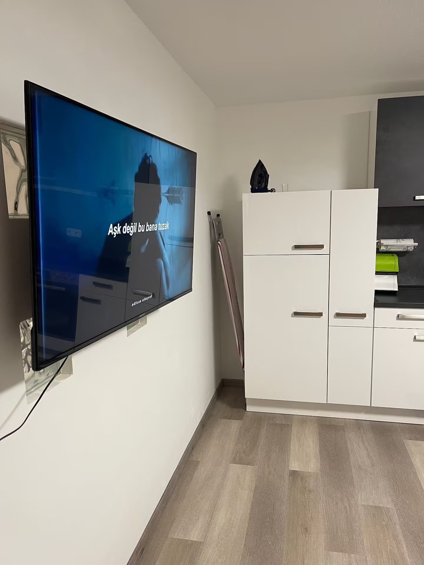Wohnbereich mit Wand-TV und Staufläche