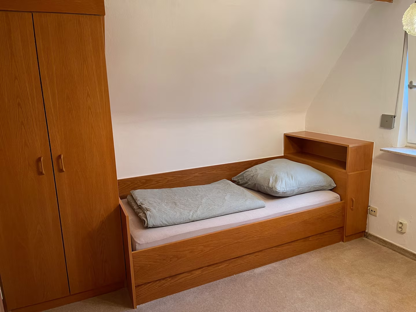 Schlafbereich im Dachgeschoss mit Einzelbett
