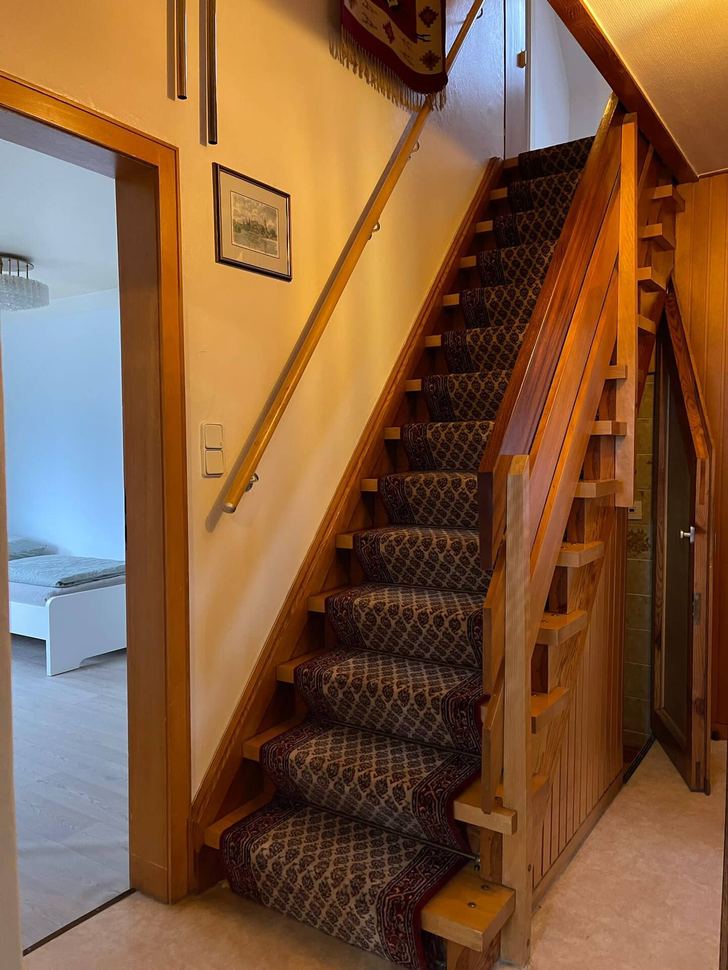 Holztreppe zu den Schlafräumen im Dachgeschoss