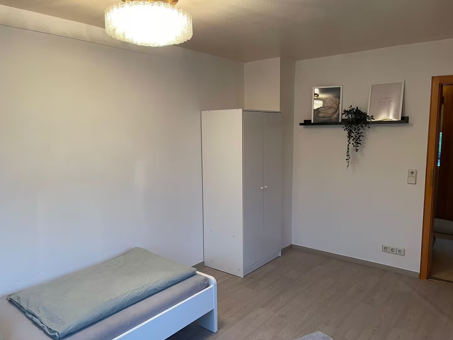 Schlafzimmer mit Einzelbett und Kleiderschrank
